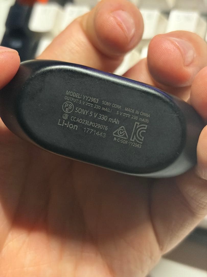 Sony WF-1000XM5 の完全ワイヤレスイヤホンです。 使用期間は短く