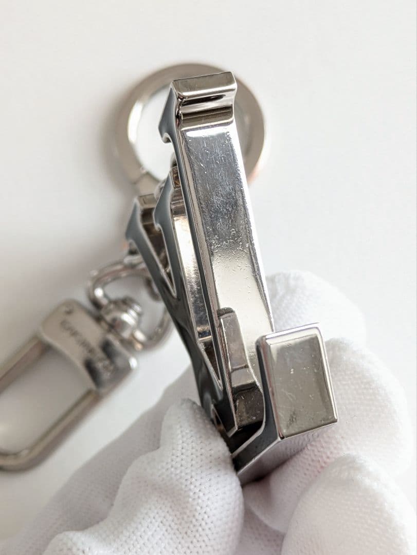 LOUIS VUITTON ルイヴィトン ポルトクレイニシャルLV キーホルダー