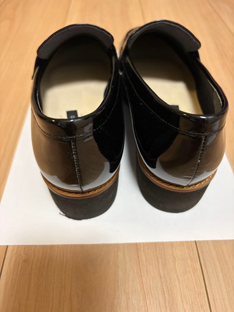 OUR エナメルレザーのローファーシューズ