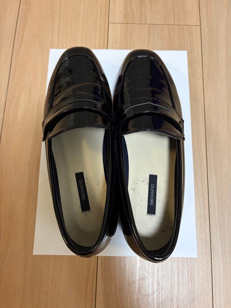 OUR エナメルレザーのローファーシューズ