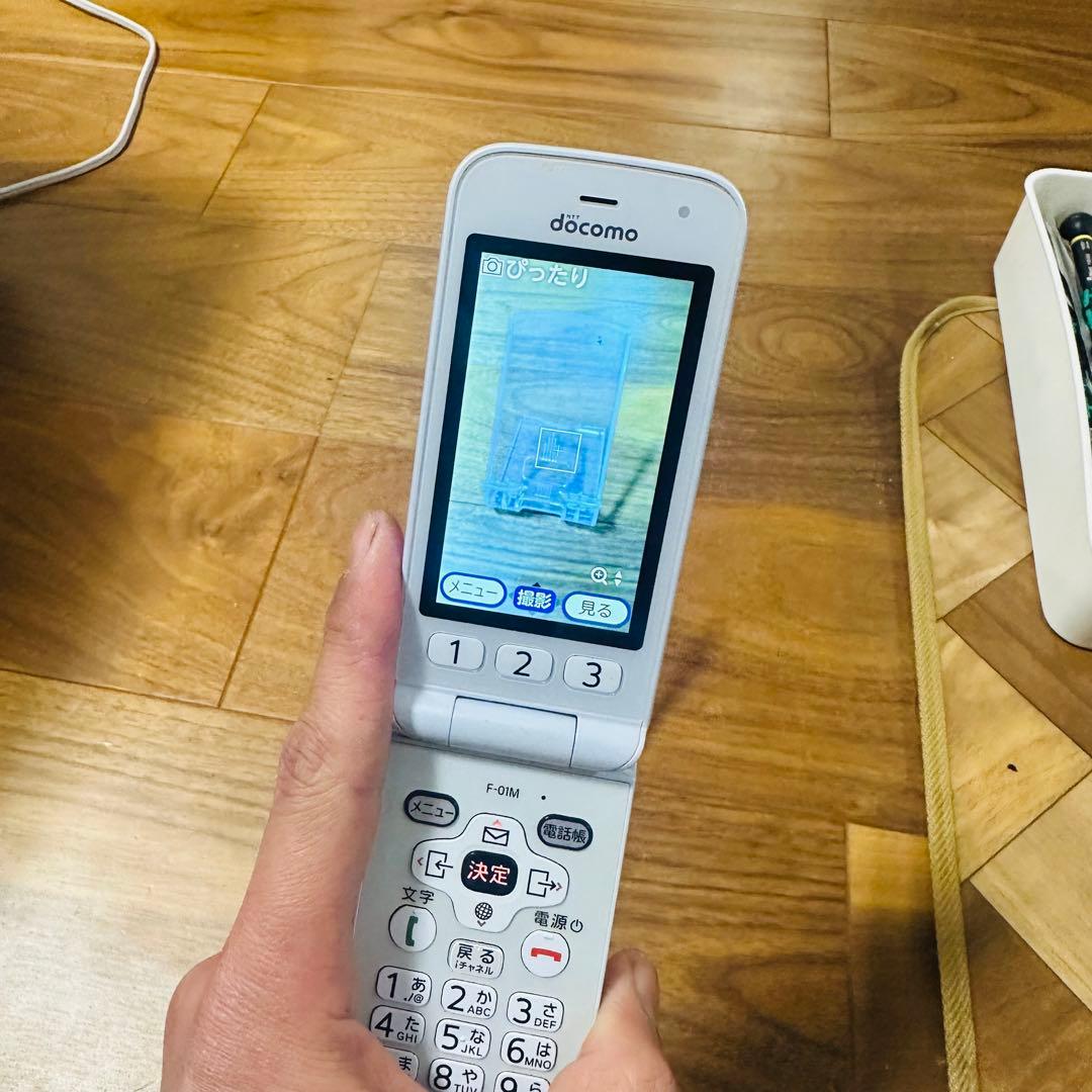 ドコモ らくらくホン F-01M ホワイト通電確認済 初期化済