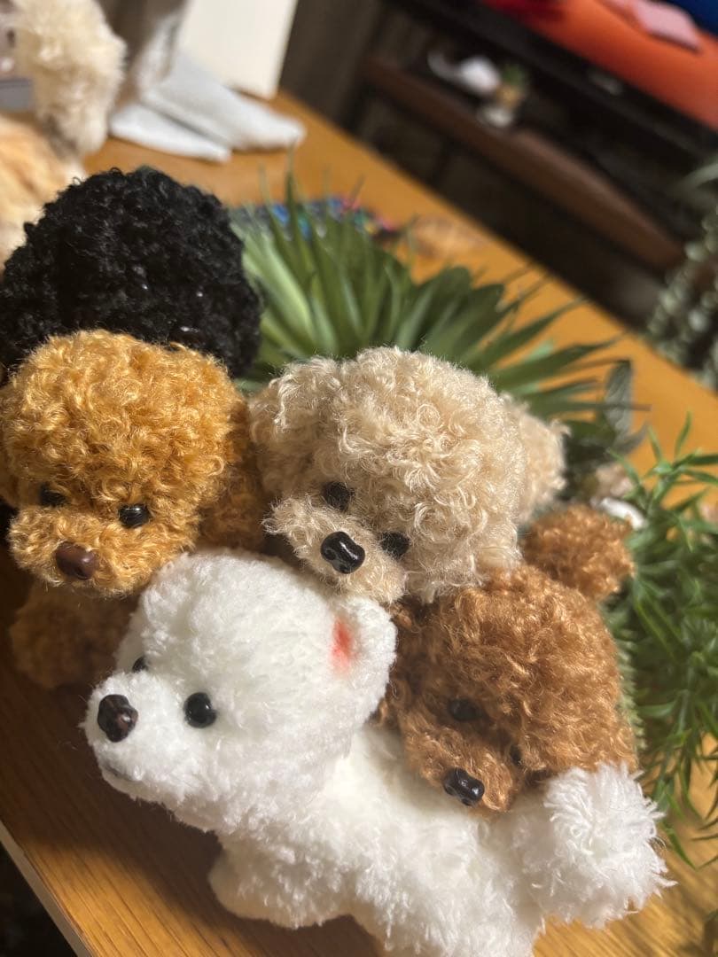 茶色と白の犬のぬいぐるみ