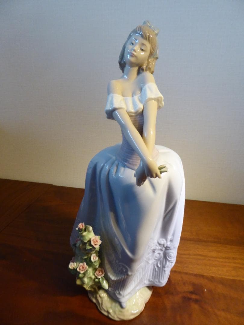 リアドロ　花垣に立つ少女