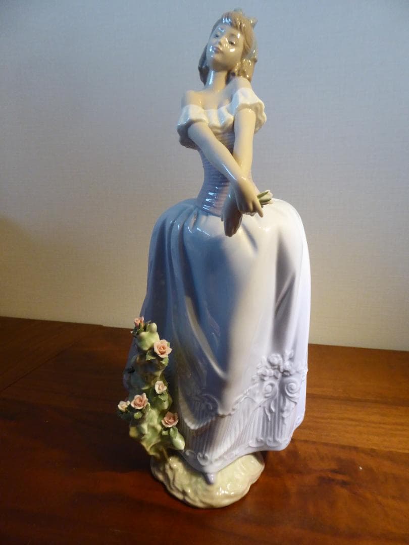 リアドロ　花垣に立つ少女