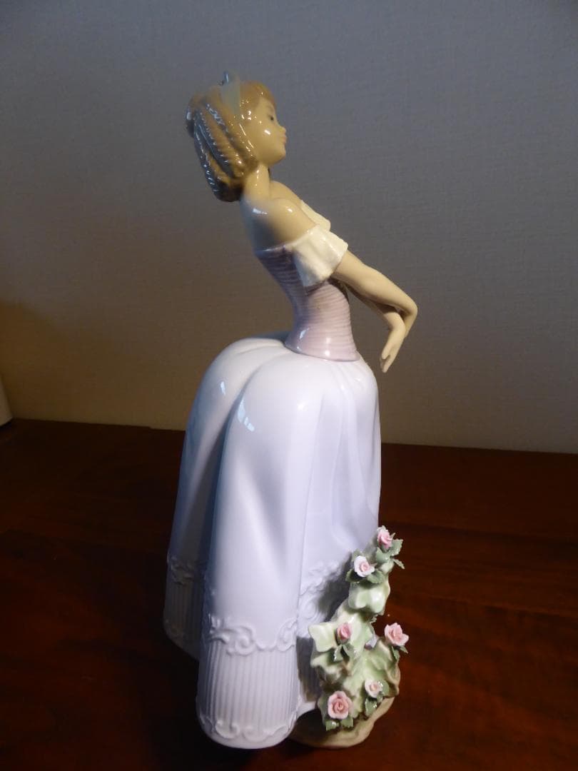 リアドロ　花垣に立つ少女