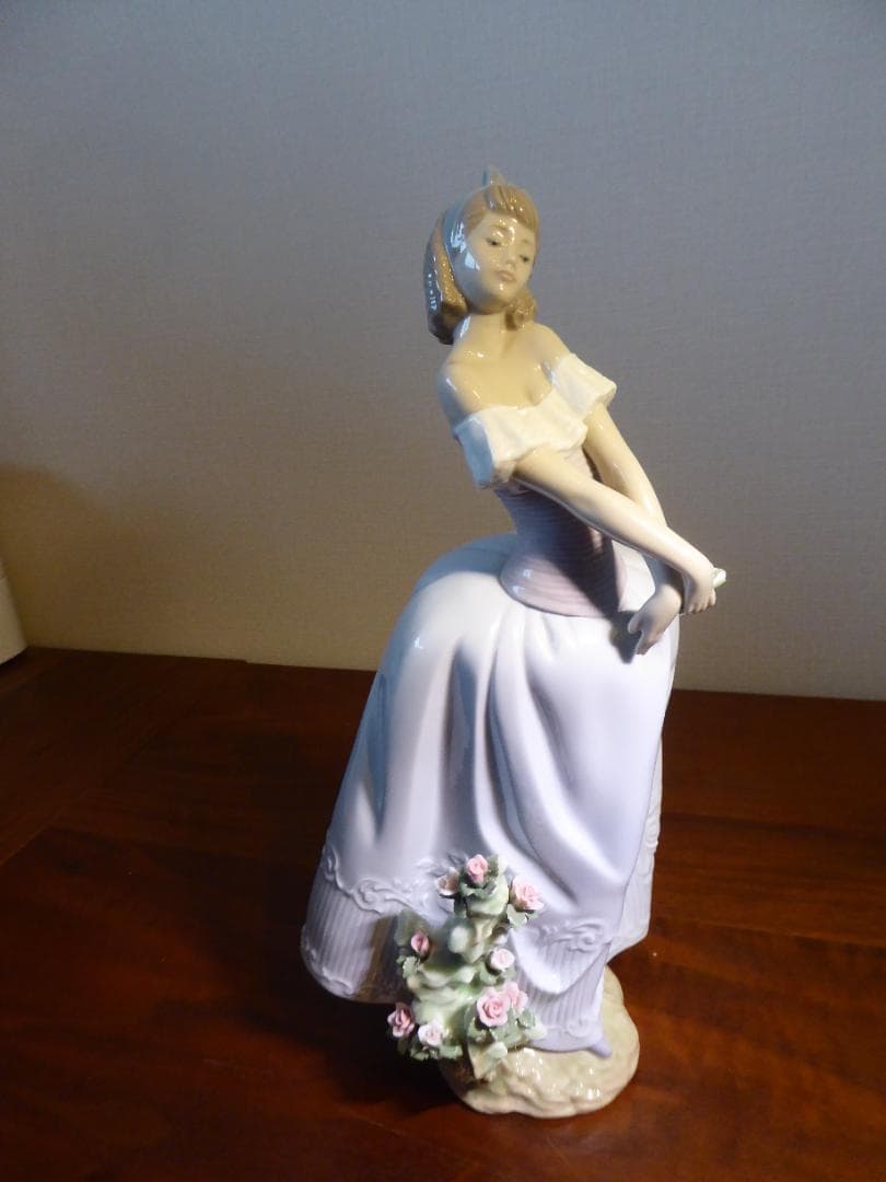 リアドロ　花垣に立つ少女