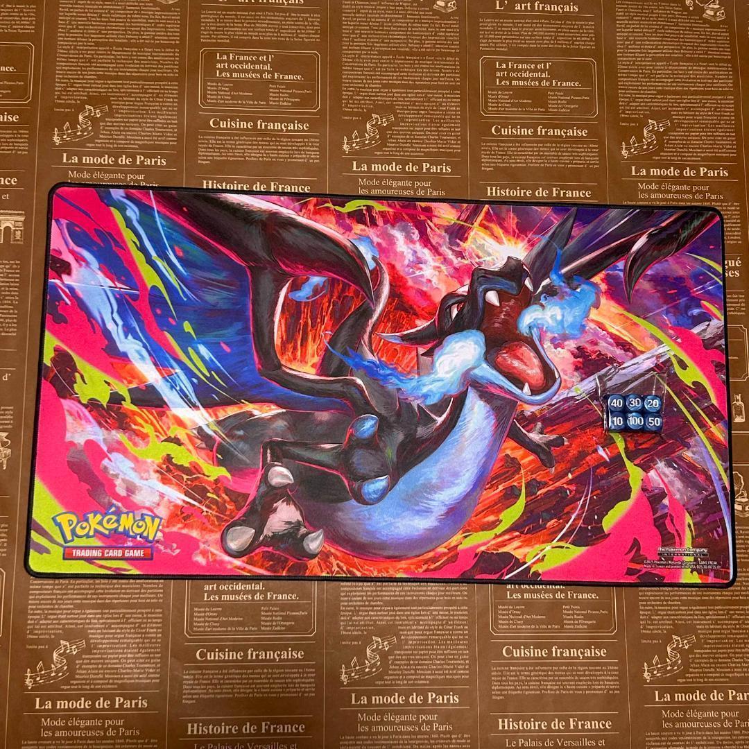 【海外限定】リザードン プレイマット & ダイス UPC 2025 【筒状配送】