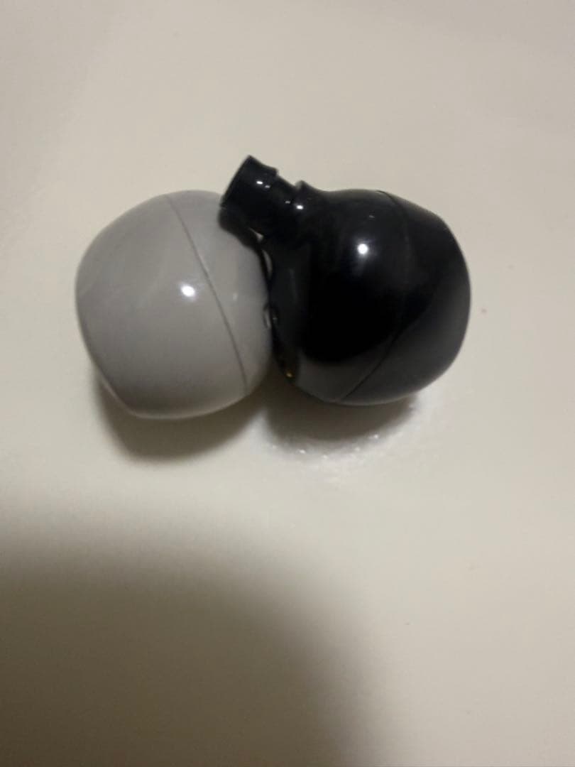 SONY wf-1000xm5 R側グレー L側黒