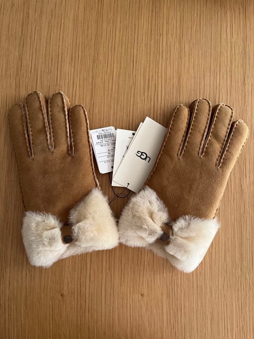 【新品タグ付き】UGG ファー付きリボン手袋 Mサイズ　ベージュ