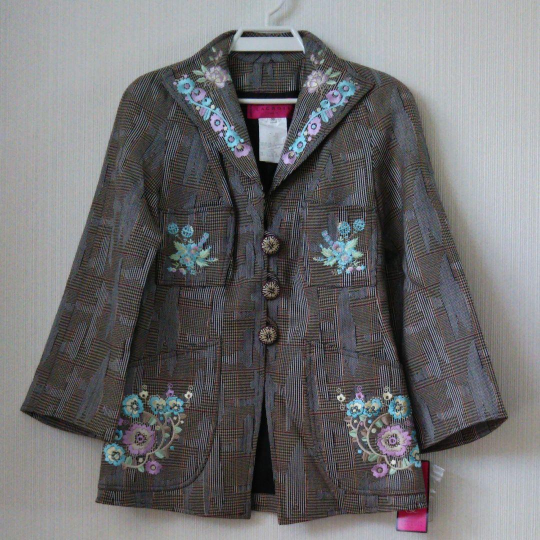 ゴージャスな刺繍が美しい上下セット