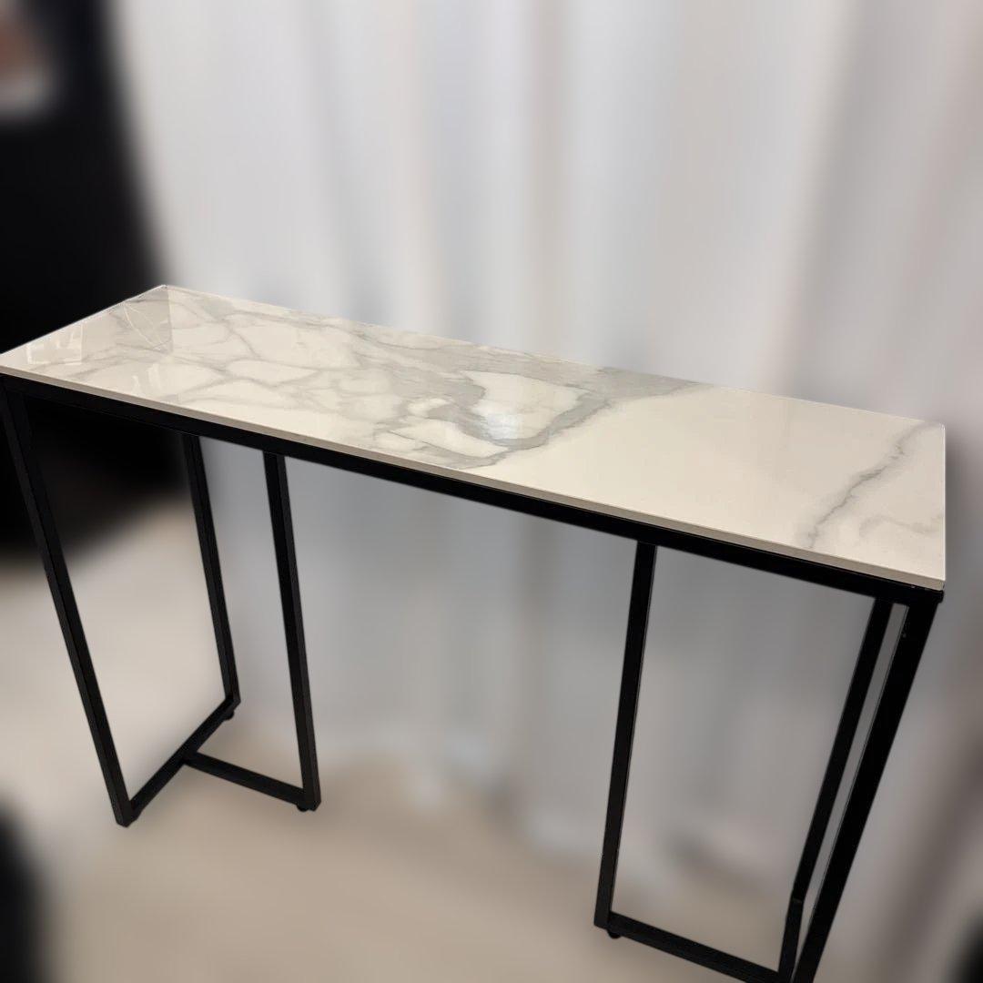 白いモダンな大理石風サイドテーブル