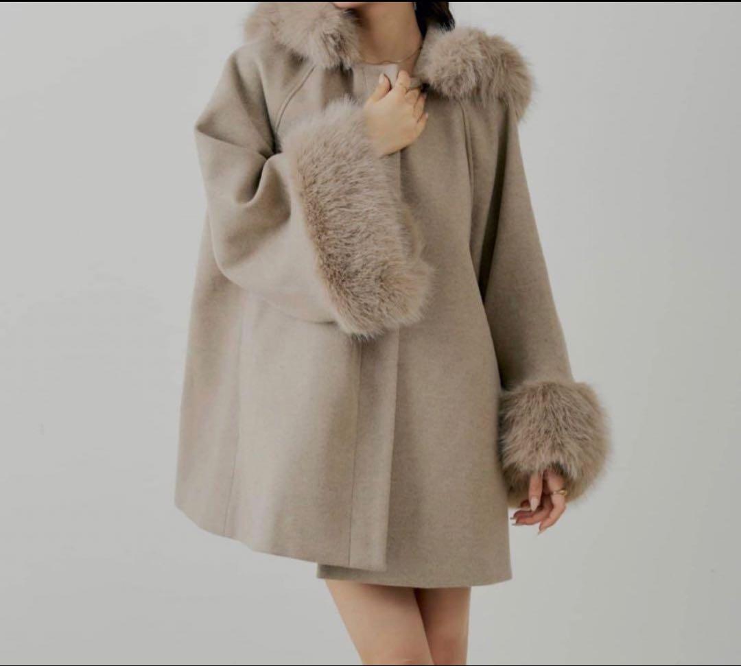 Chico ビジュー付きファー襟ケープコート