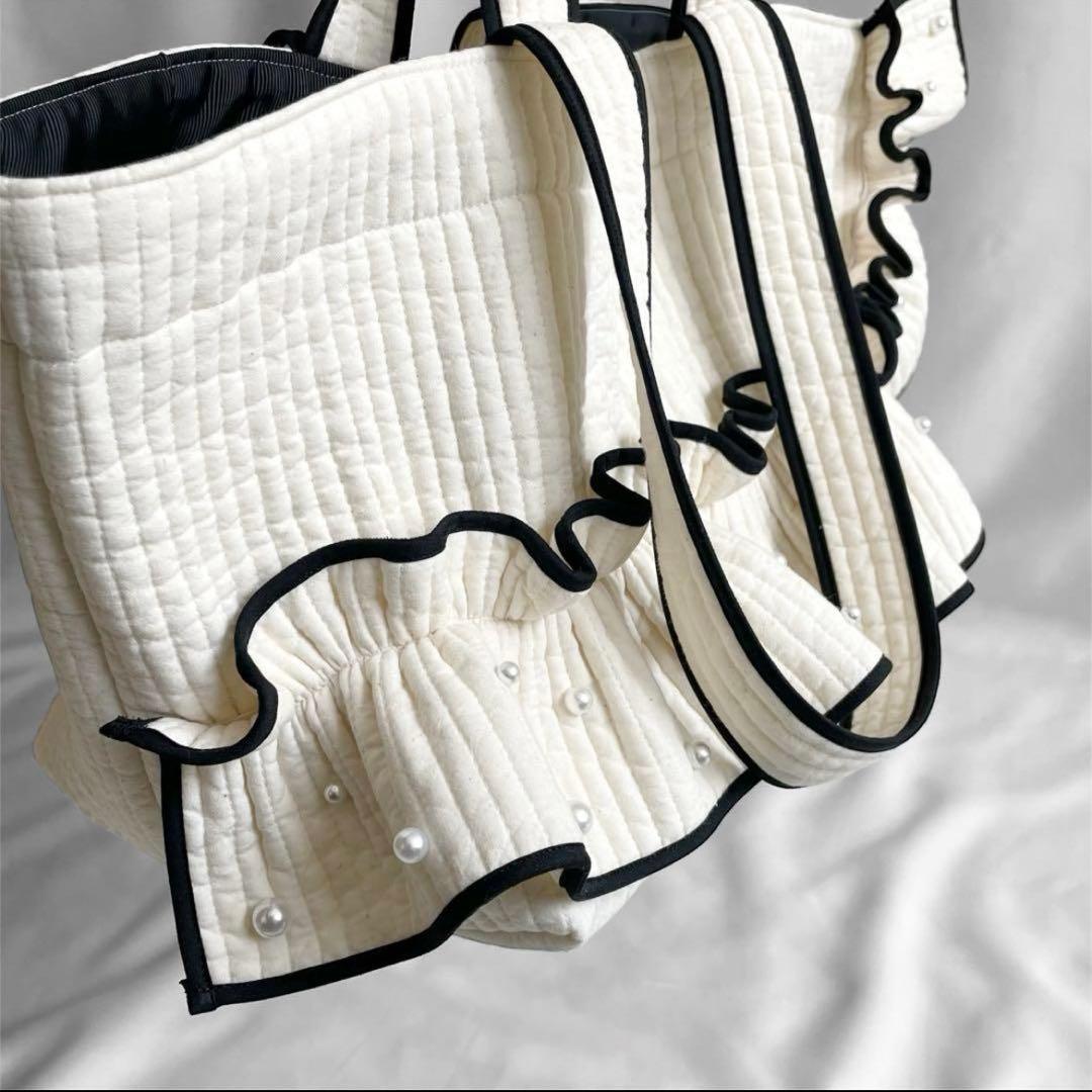 新作♡フリルギャザー　ヌビバッグ　オフホワイト×ブラック　パール　底板マグネット