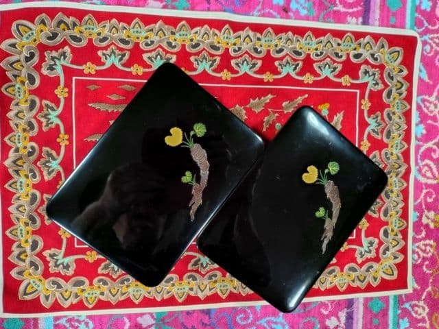 漆器 膳 黒 赤 花模様 亀のデザインkikiになります。