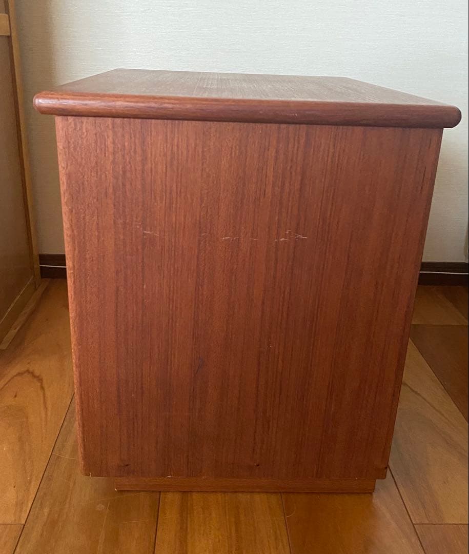 チーク材　ナイトテーブル
