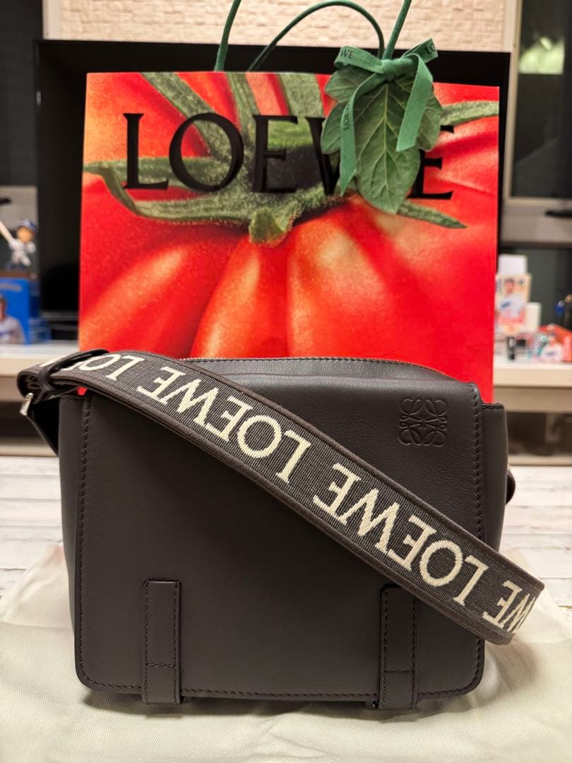 LOEWE ブラック メッセンジャーバッグ