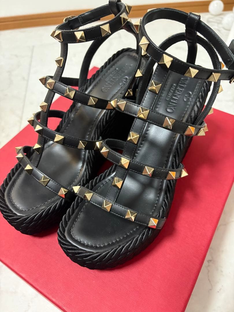 【最終値下げ美品】VALENTINO ウェッジソールサンダル　ブラック36サイズ