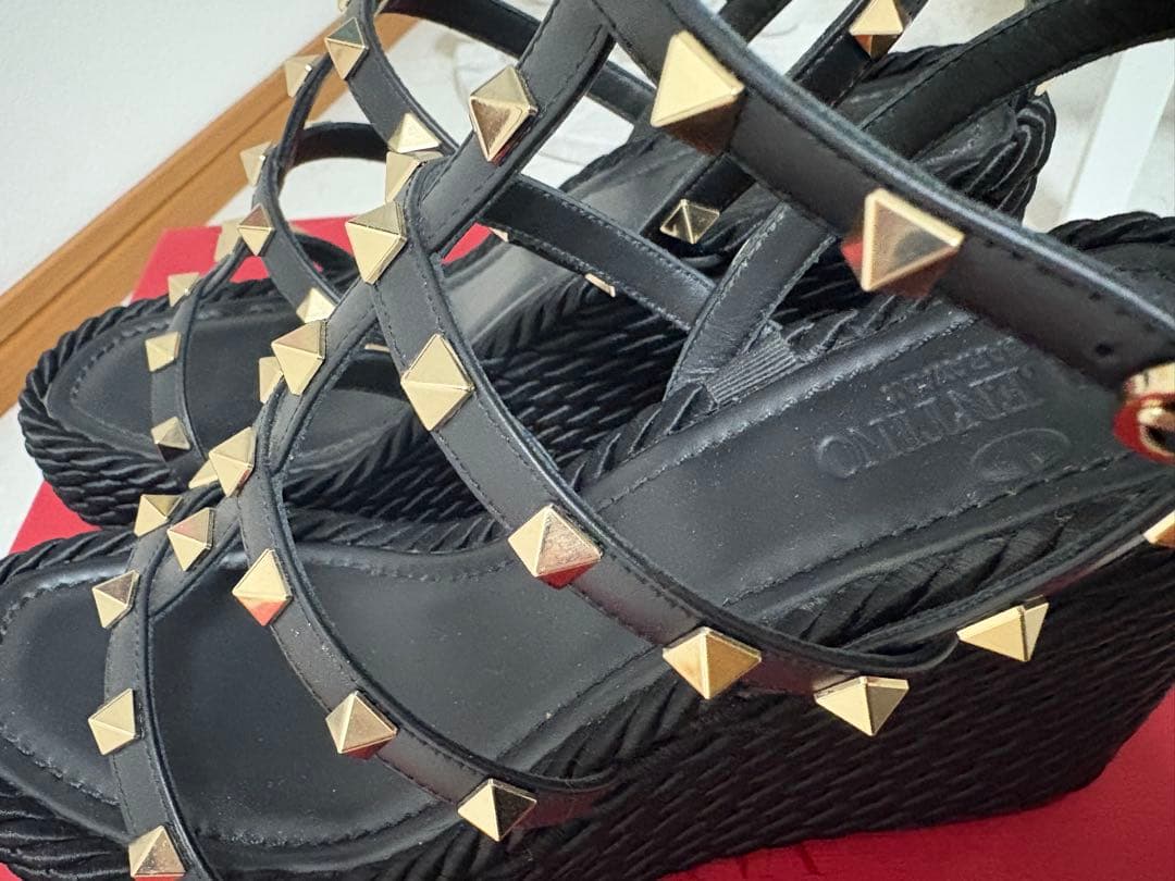【最終値下げ美品】VALENTINO ウェッジソールサンダル　ブラック36サイズ