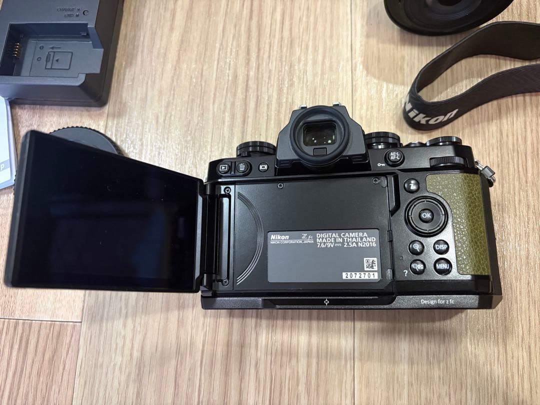 Nikon Z fc ミラーレスカメラ 美品 レンズ バッテリー付き