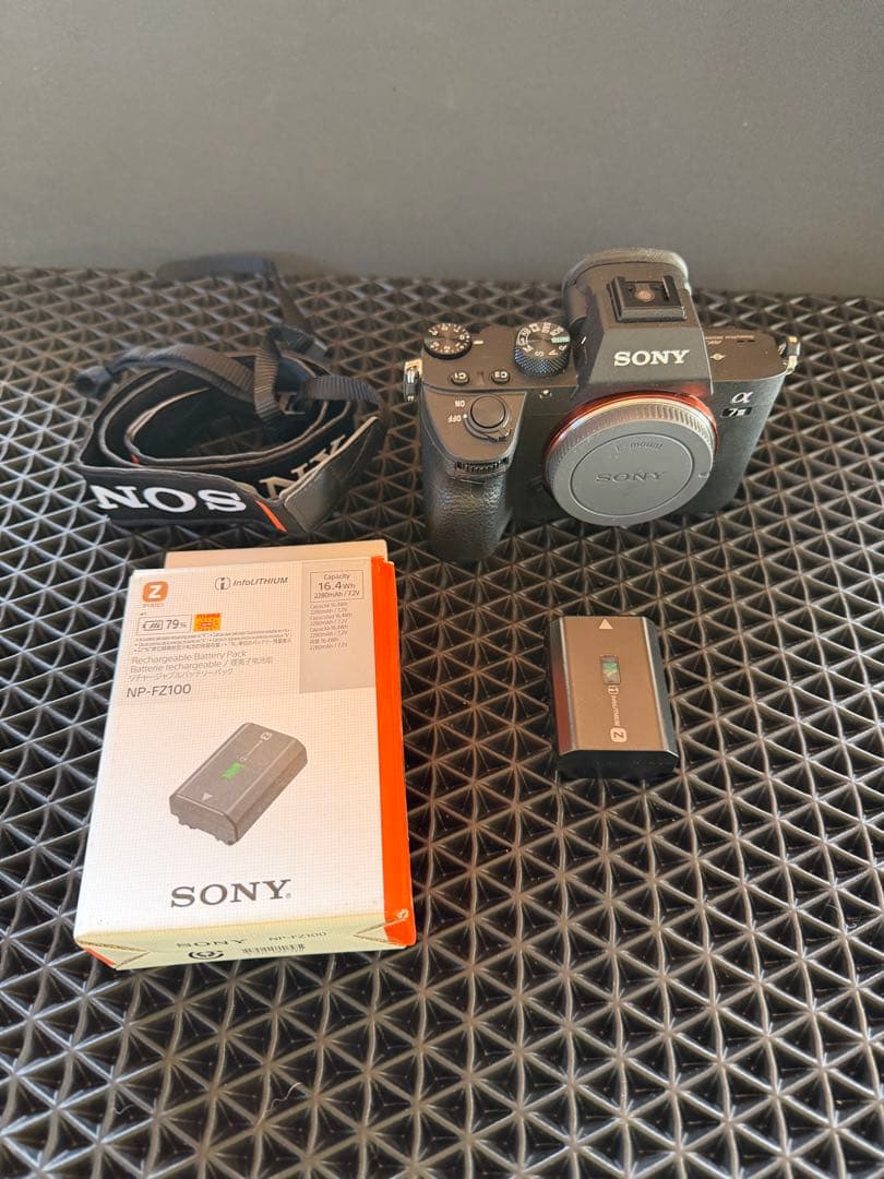 極少シャッター約1650回SONYα7IIIフルサイズミラーレス美品 おまけ付