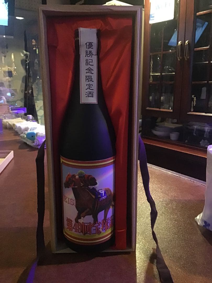 JRA 競馬ファン必見❗️ 宝塚記念優勝記念ボトル（木箱入）