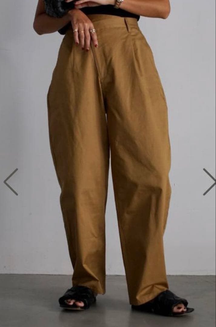 美品⭐︎room306 カーブパンツ　ウエストデザイン　チノパン　ベージュ