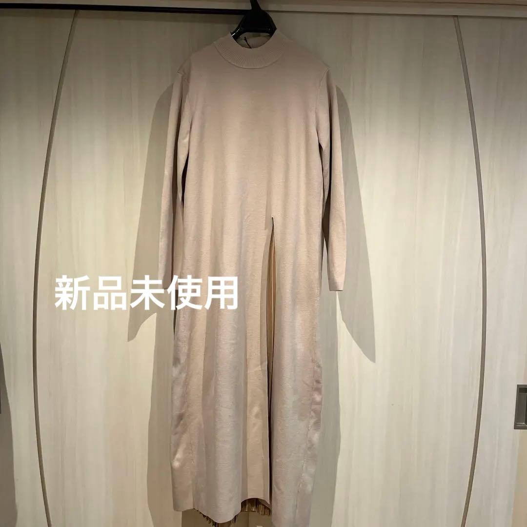 最終値下　タグ付　新品⭐︎ADORE ニットワンピース ベージュ スリット入り