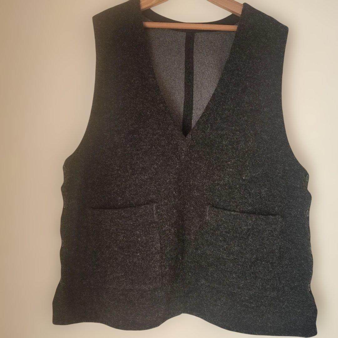 ネストローブ クウォーターフェイス Vネック ベスト