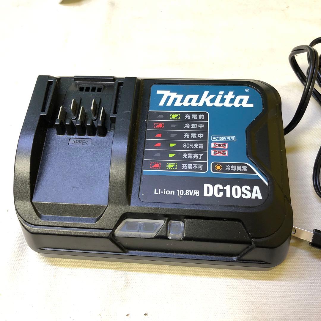 お17● マキタ 充電式クリーナ CL106FD 充電器•バッテリー1個