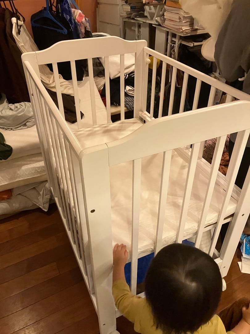 ホワイト木製ベビーベッド KATOJI キャスター付き