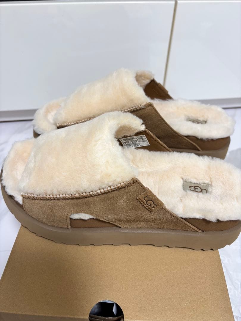 UGG ファー スライドサンダル ベージュ　未使用新品