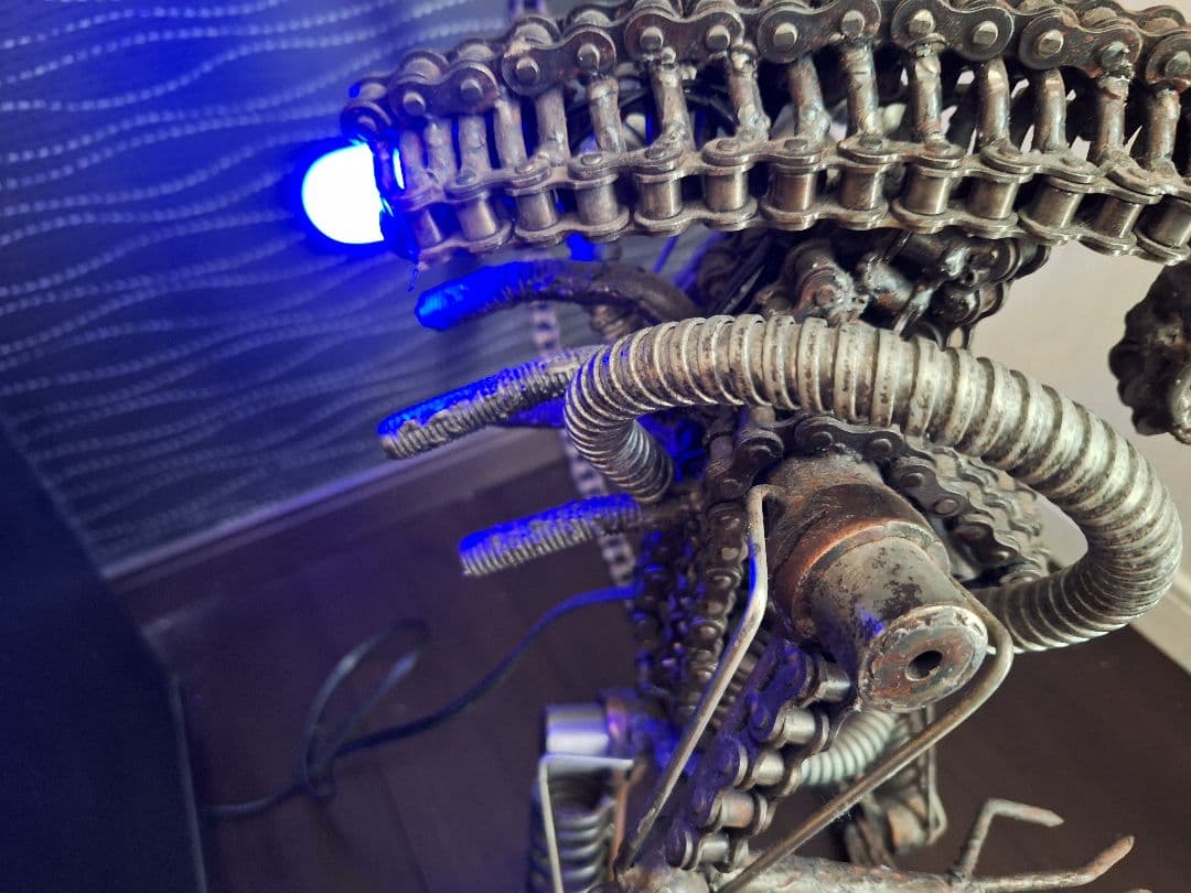 メタル 廃材アート エイリアン LED 上半身可動　高さ46cm