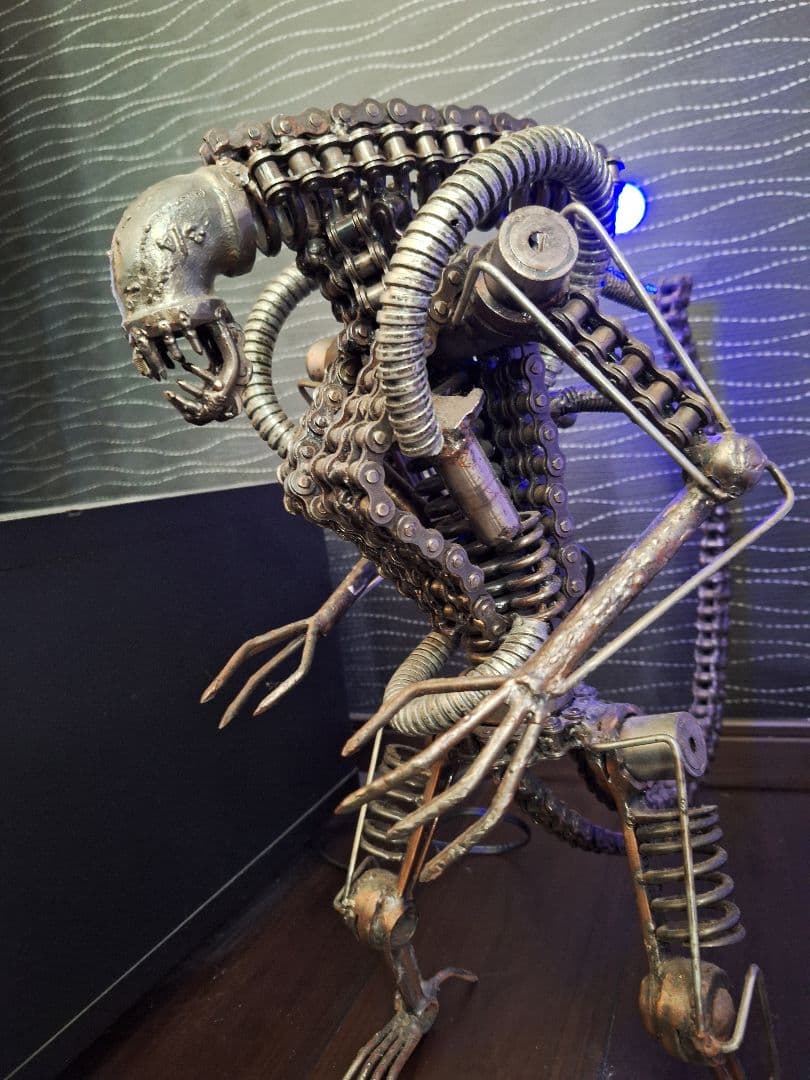 メタル 廃材アート エイリアン LED 上半身可動　高さ46cm