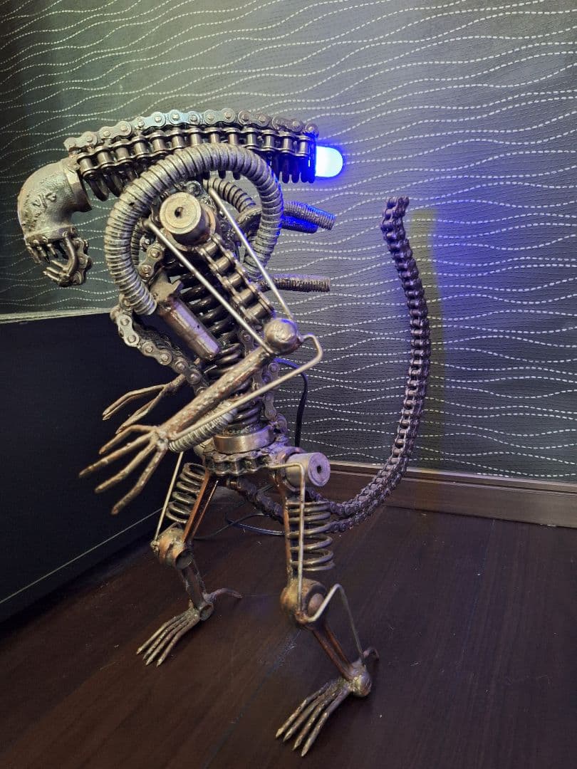 メタル 廃材アート エイリアン LED 上半身可動　高さ46cm