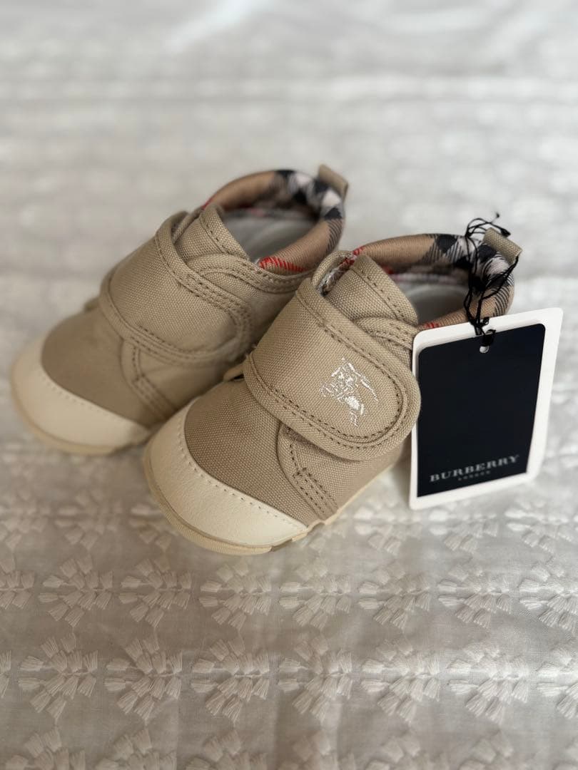 【新品未使用タグ付】バーバリー　ファーストシューズ　スニーカー ベビー