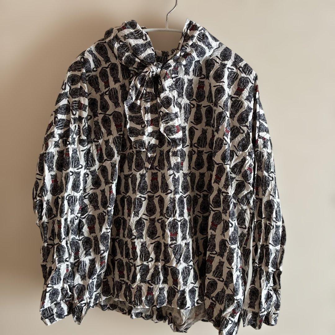 パドカレ 今期 猫柄スカーフ付ブラウス