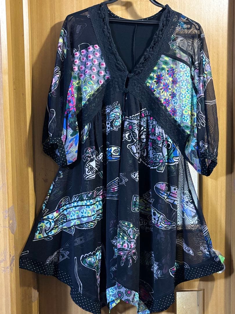 ☆美品トクコ　チュール素材チュニック　黒地に鮮やかお魚