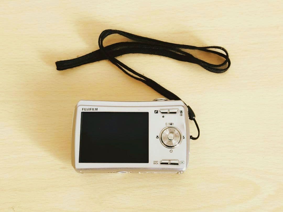 FINEPIX F100 シルバー コンパクトデジタルカメラ