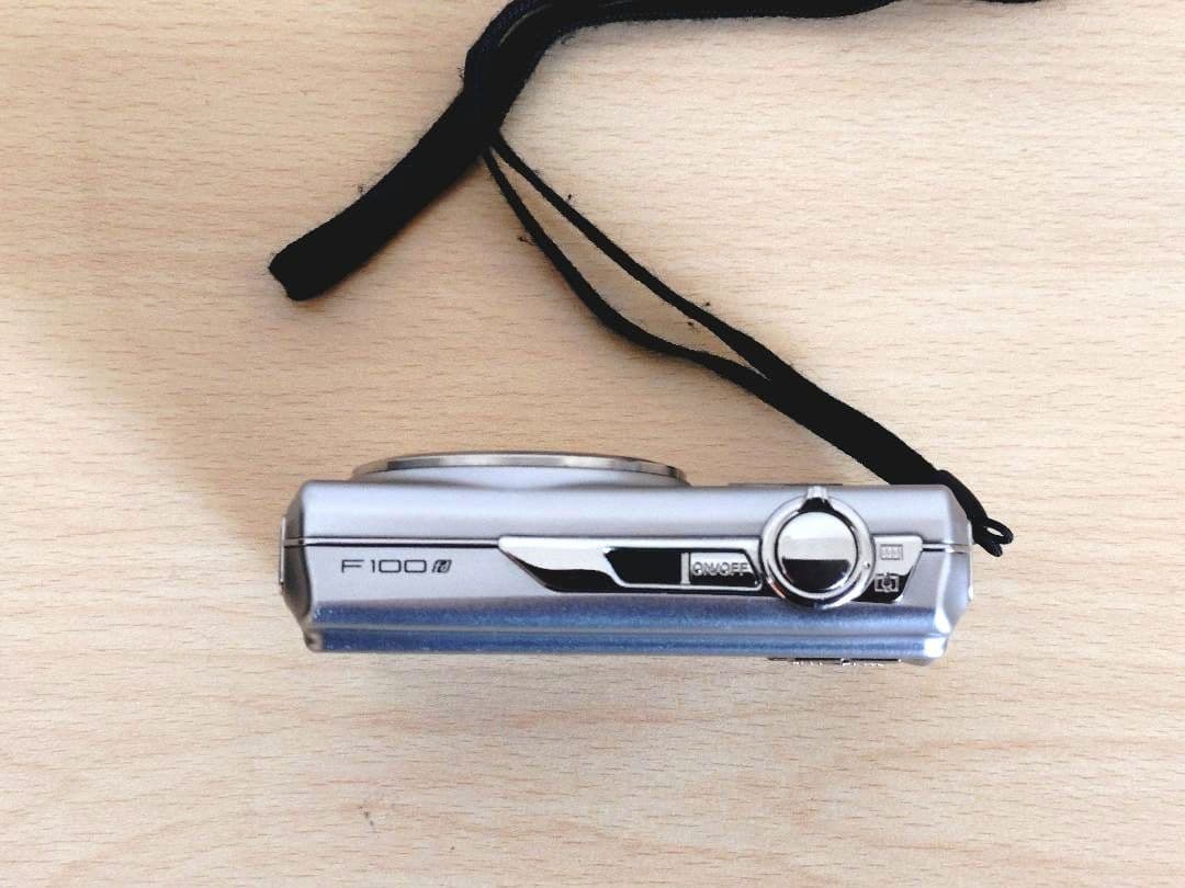 FINEPIX F100 シルバー コンパクトデジタルカメラ