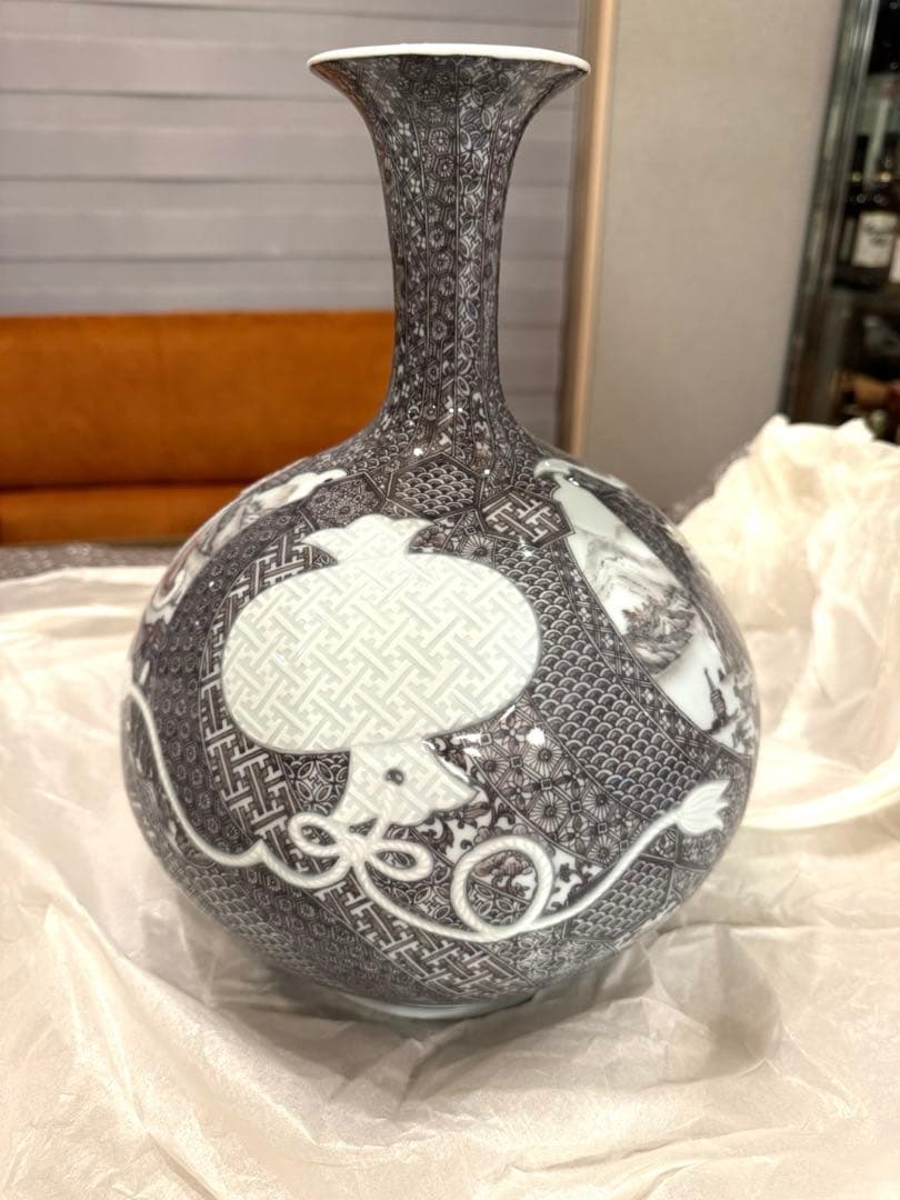 中尾龍純　作⭐︎染付黒マロン地文宝彫⭐︎染龍窯　花瓶　有田焼