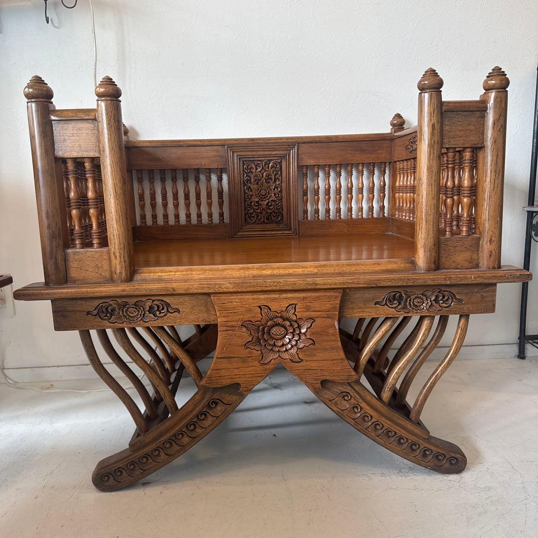 木製彫刻入り1人掛けソファ