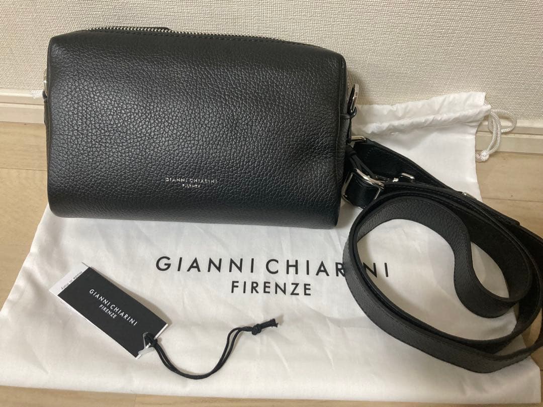 GIANNI CHIARINI ブラック　ショルダーバッグ ジャンニキャリーニ