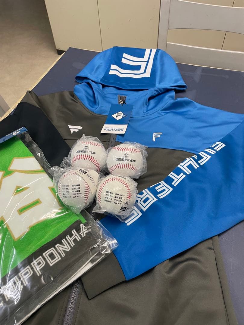 日本ハムファイターズフード付きジャケットと野球ボール、鎌ケ谷タオルセット
