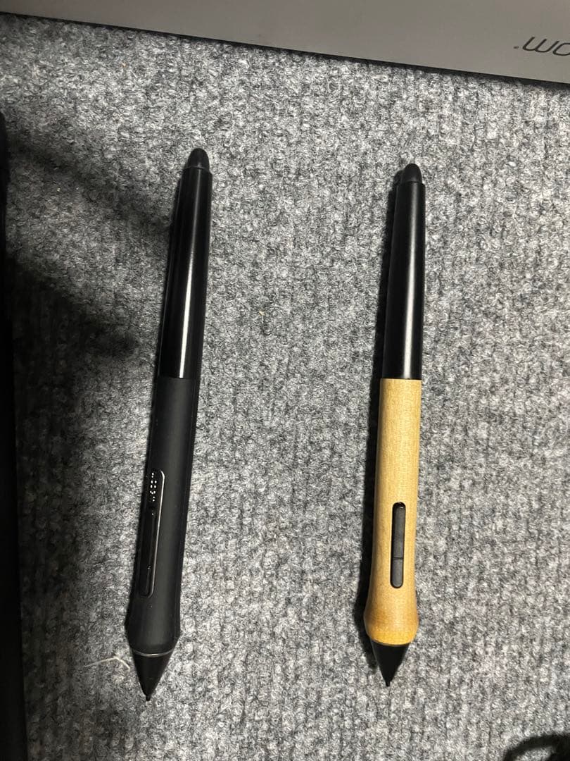 Wacom　Cintiq22　DTK-2260　液タブ　ペン付　スタンド付き