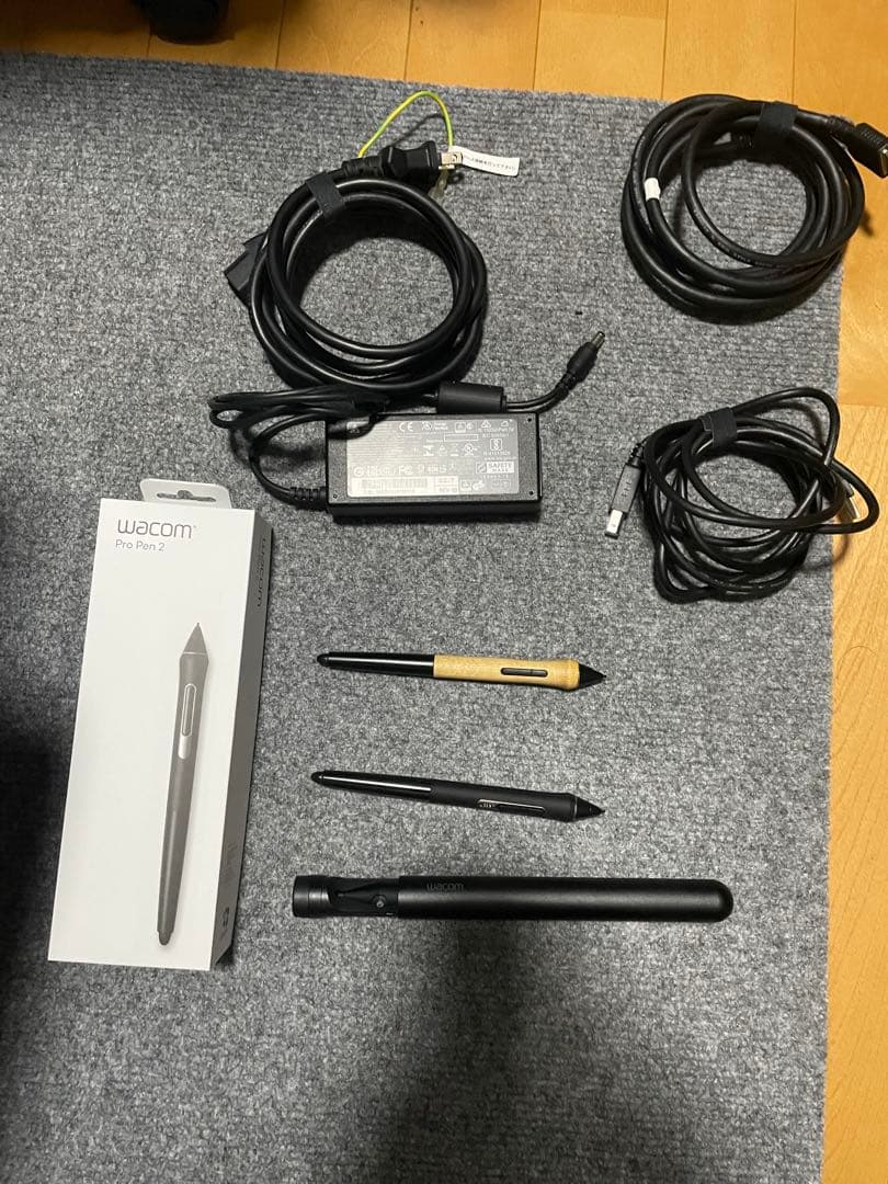 Wacom　Cintiq22　DTK-2260　液タブ　ペン付　スタンド付き