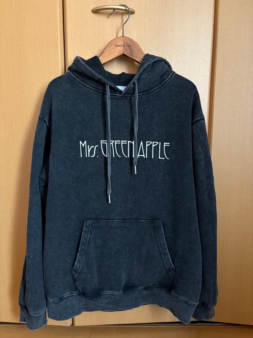 Mrs. GREEN APPLE フーディ ダークグレー