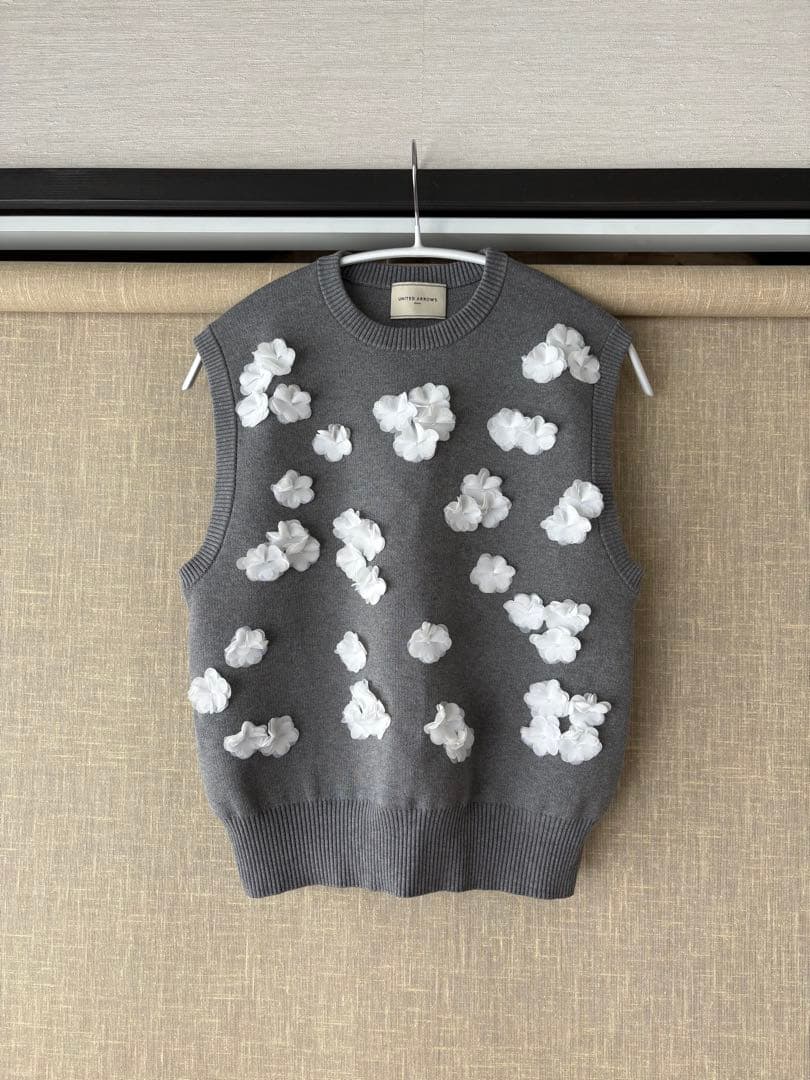 UNITED ARROWS ｜ 3Dフラワーモチーフ ノースリーブ ニットベスト