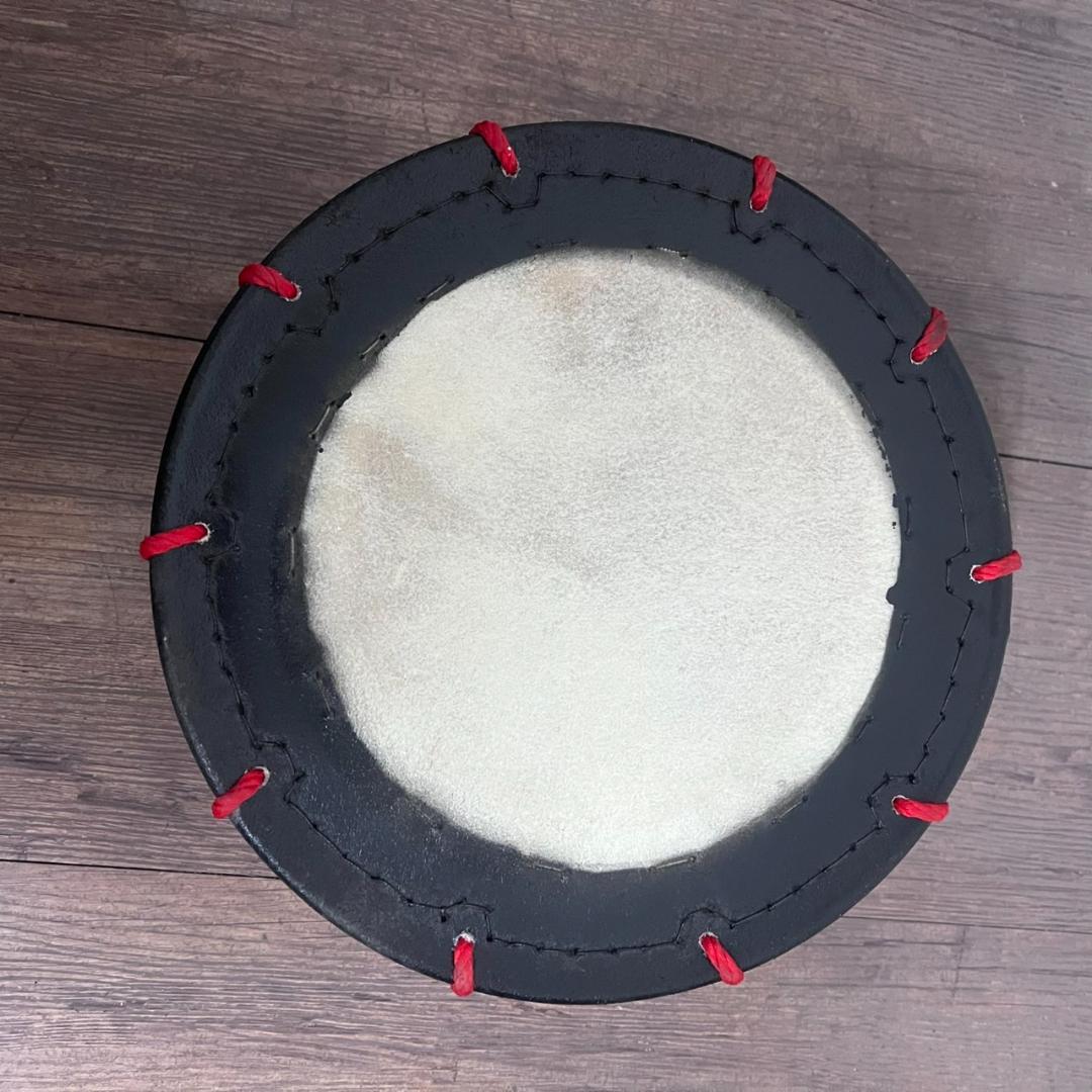 【新品】【蔵出し】締め太鼓 牛革 和太鼓 バチ付 台付 平太鼓 入門用