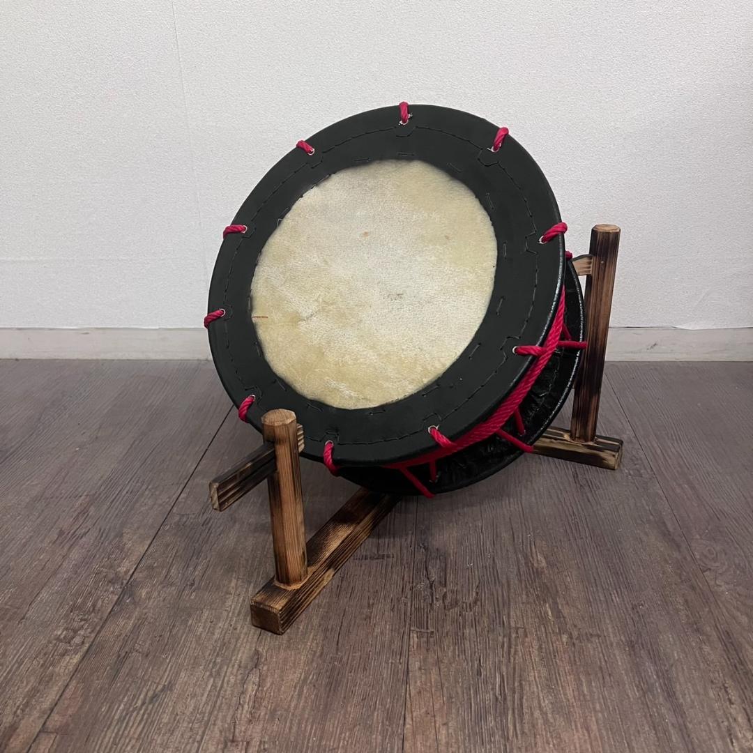 【新品】【蔵出し】締め太鼓 牛革 和太鼓 バチ付 台付 平太鼓 入門用