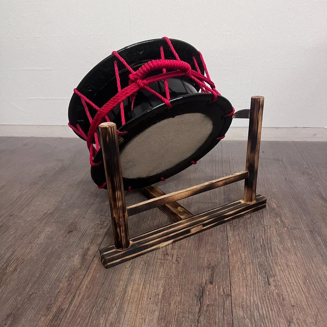 【新品】【蔵出し】締め太鼓 牛革 和太鼓 バチ付 台付 平太鼓 入門用